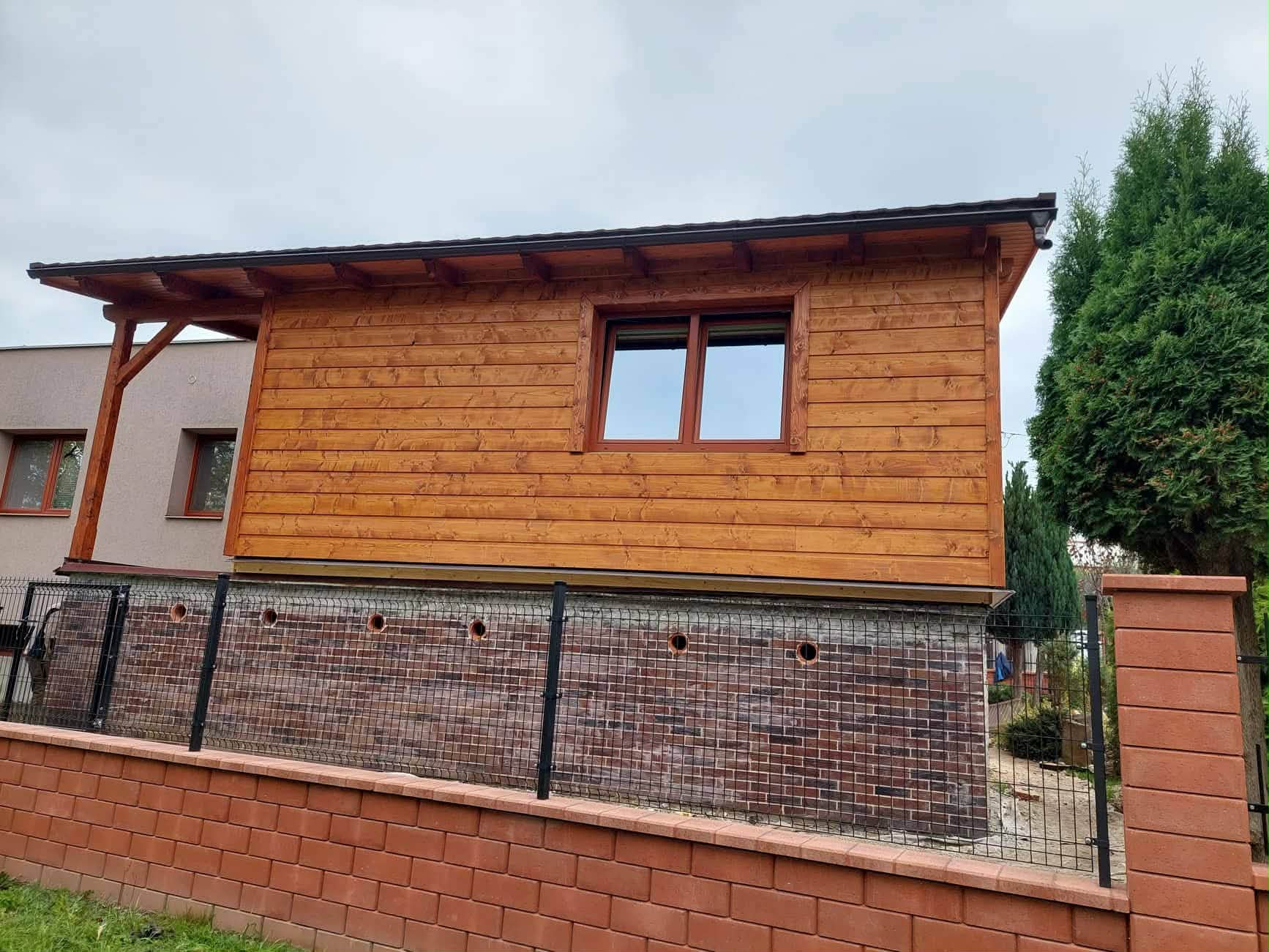 Dřevěná nástavba nad zdí rodinného domu