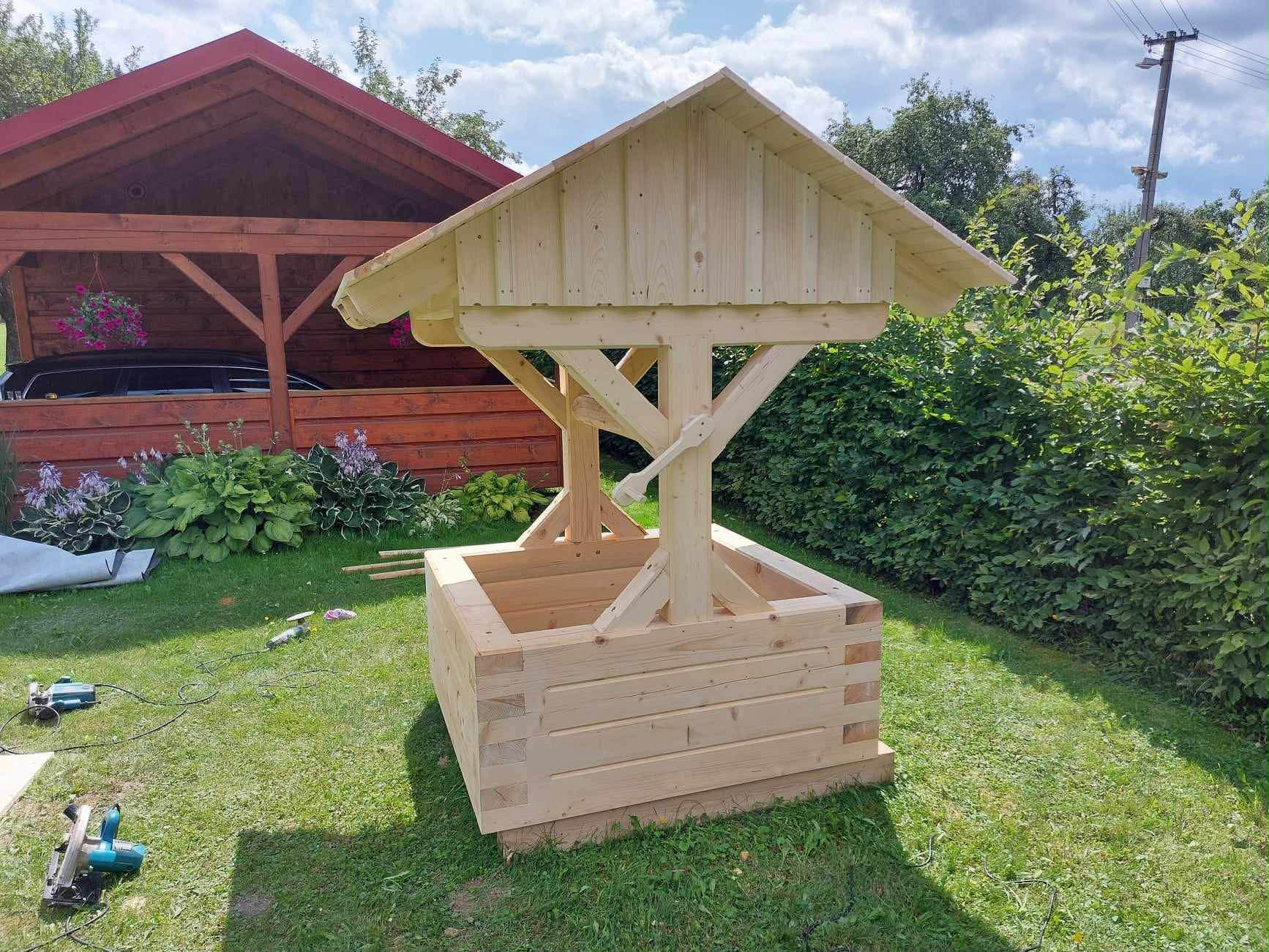 Dekorativní dřevěná studna se šindelovou stříškou
