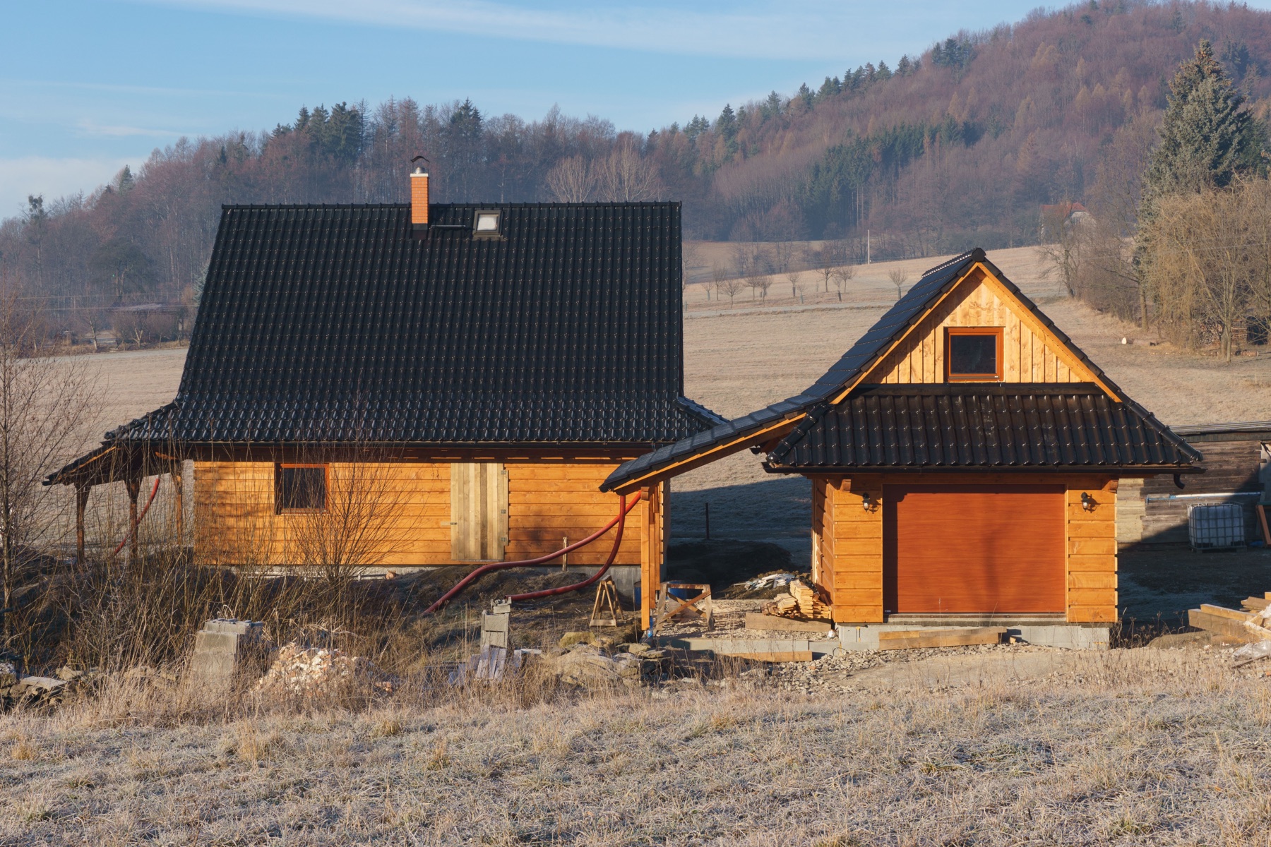 Dokončená dřevostavba s garáží, Beskydy