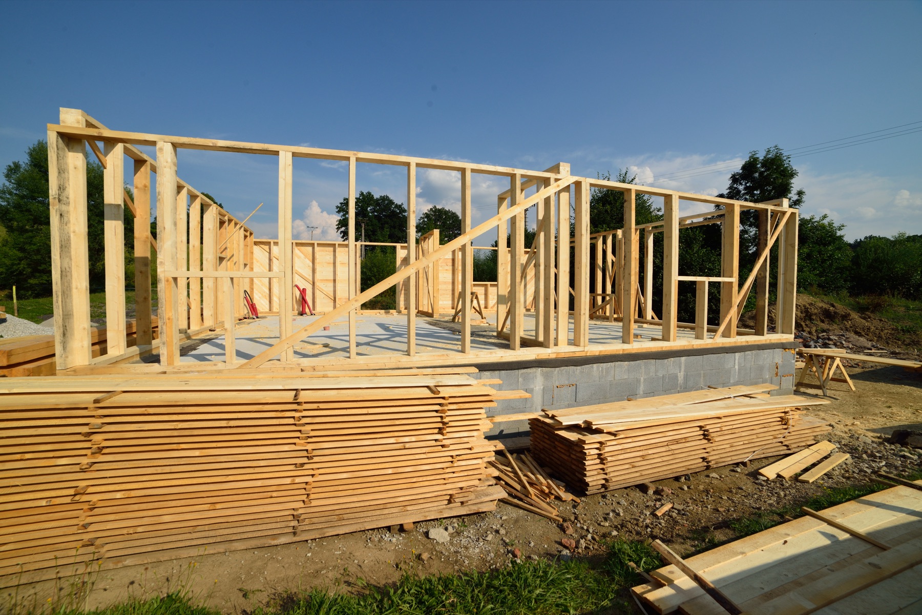 Hrubá stavba dřevostavby — rámová konstrukce stěn