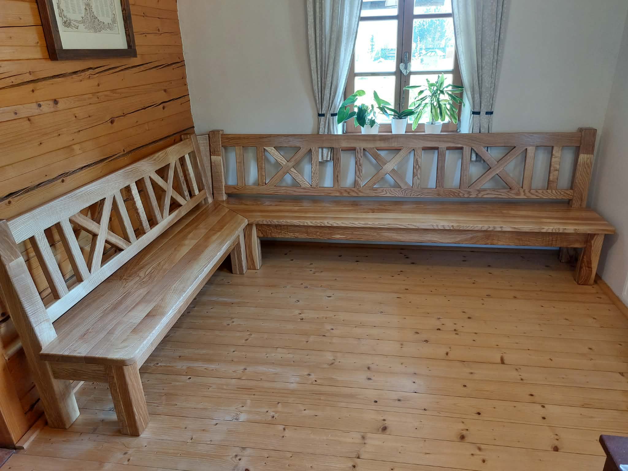 Rohová dřevěná lavice s ozdobnými X-motivy