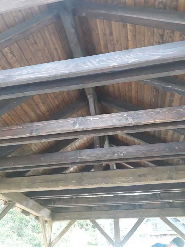 Detail krovu pergoly zespoda — masivní trámy
