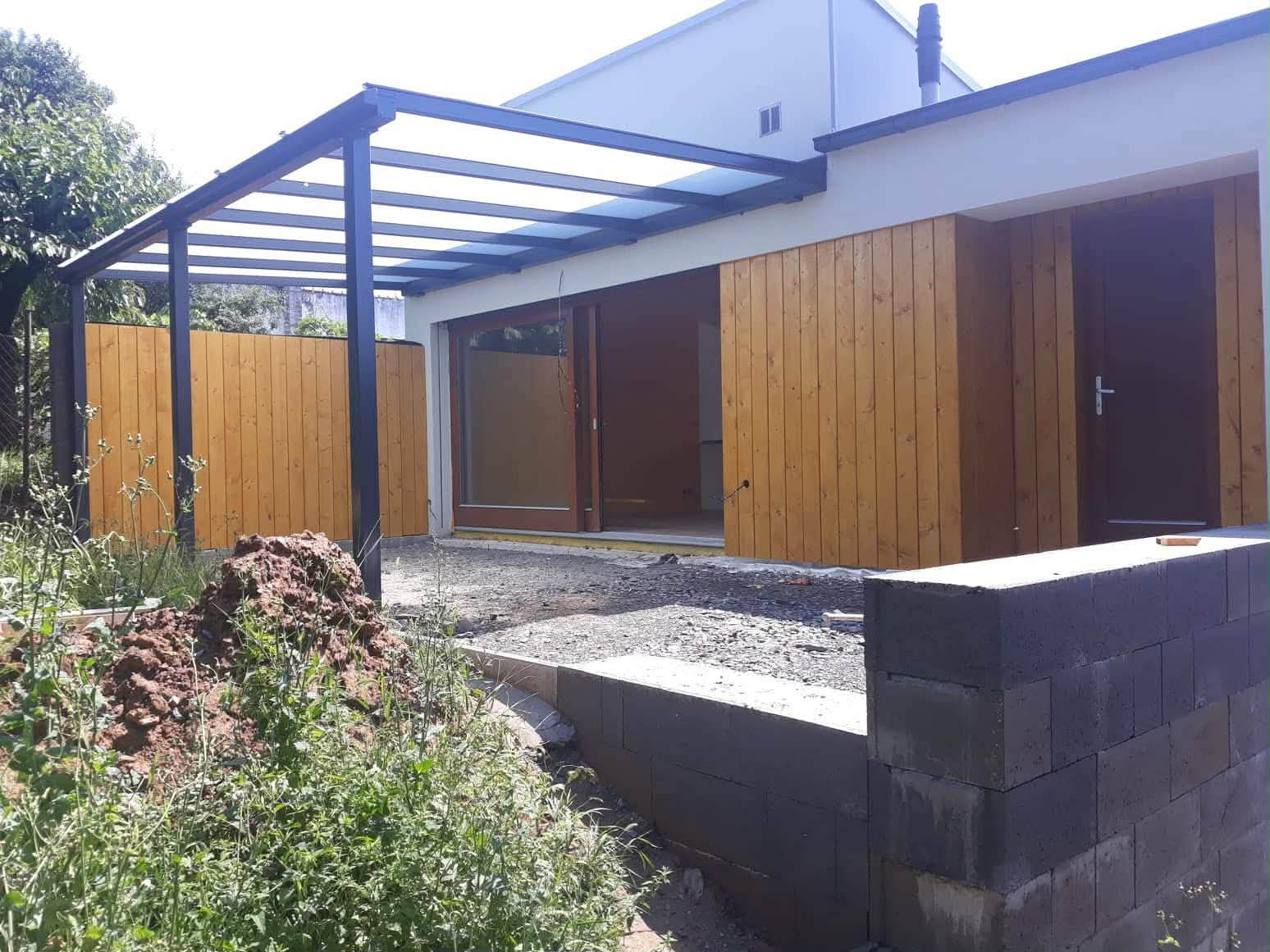 Moderní pergola s prosklenou střechou