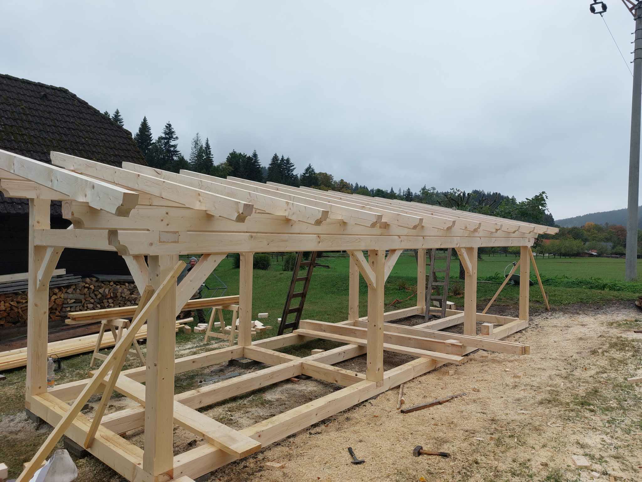 Stavba pergoly — rámová konstrukce s pultovou střechou