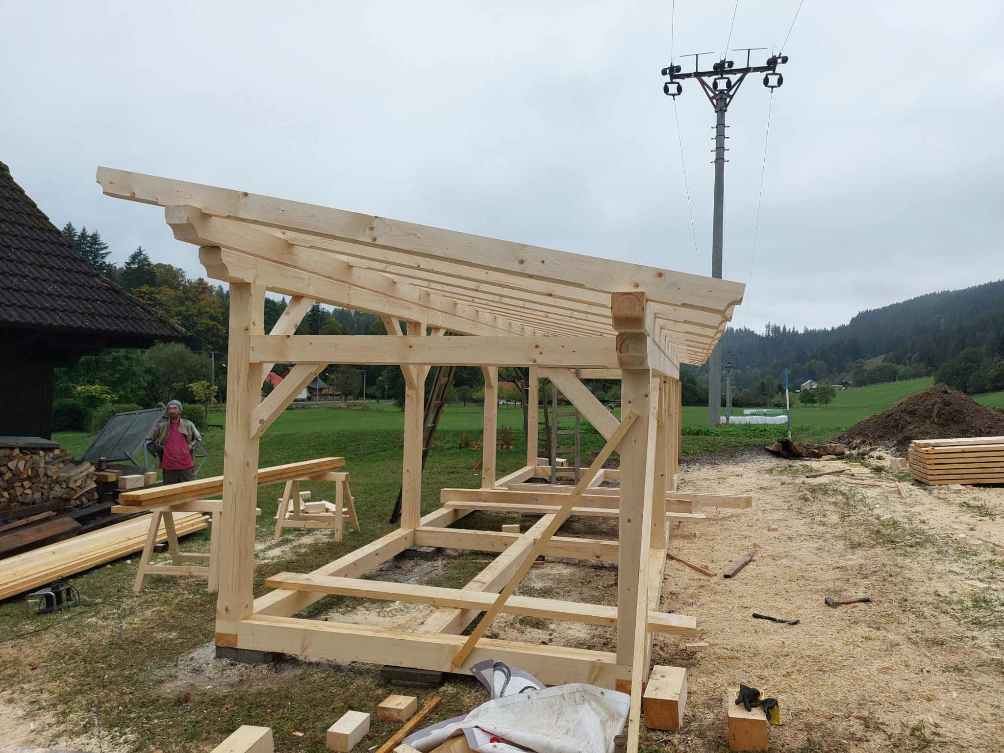 Rozpracovaná pergola, pohled od valašské chalupy
