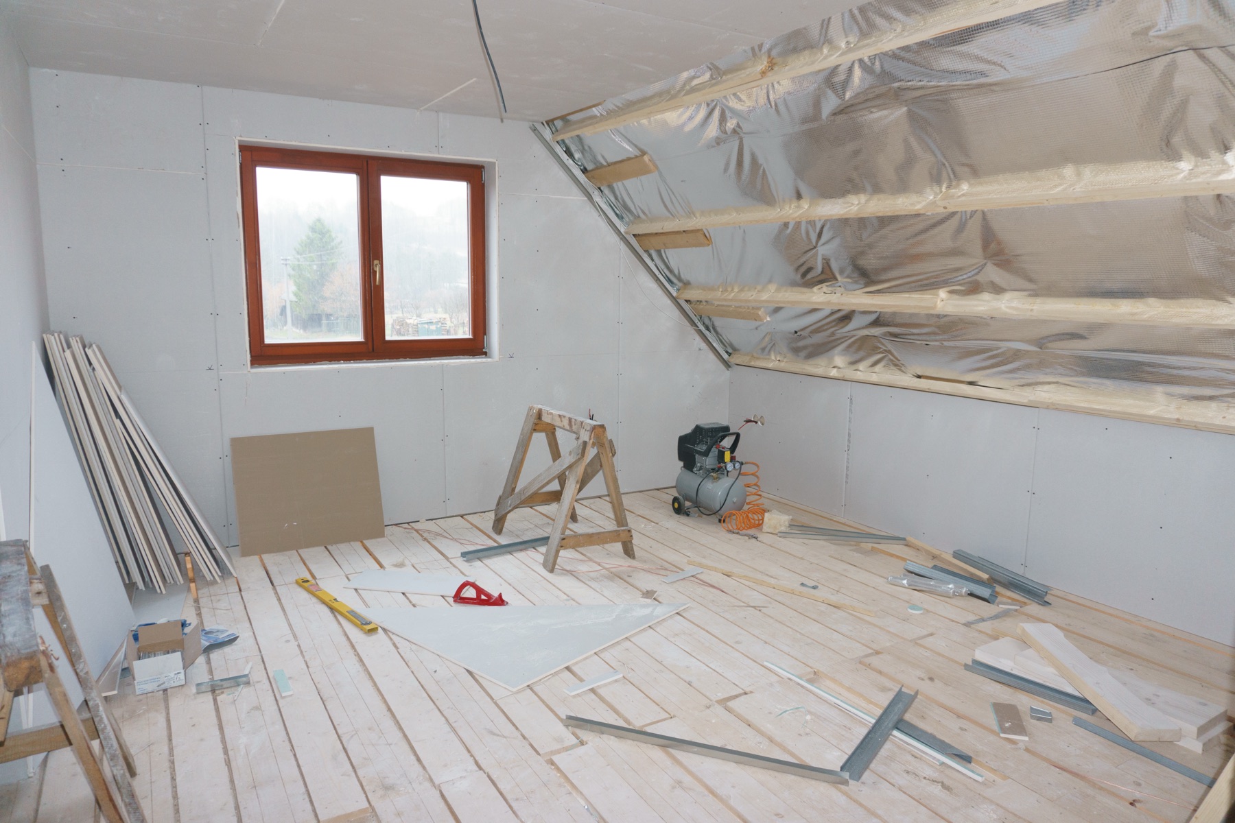 Podkroví s dokončovanými příčkami