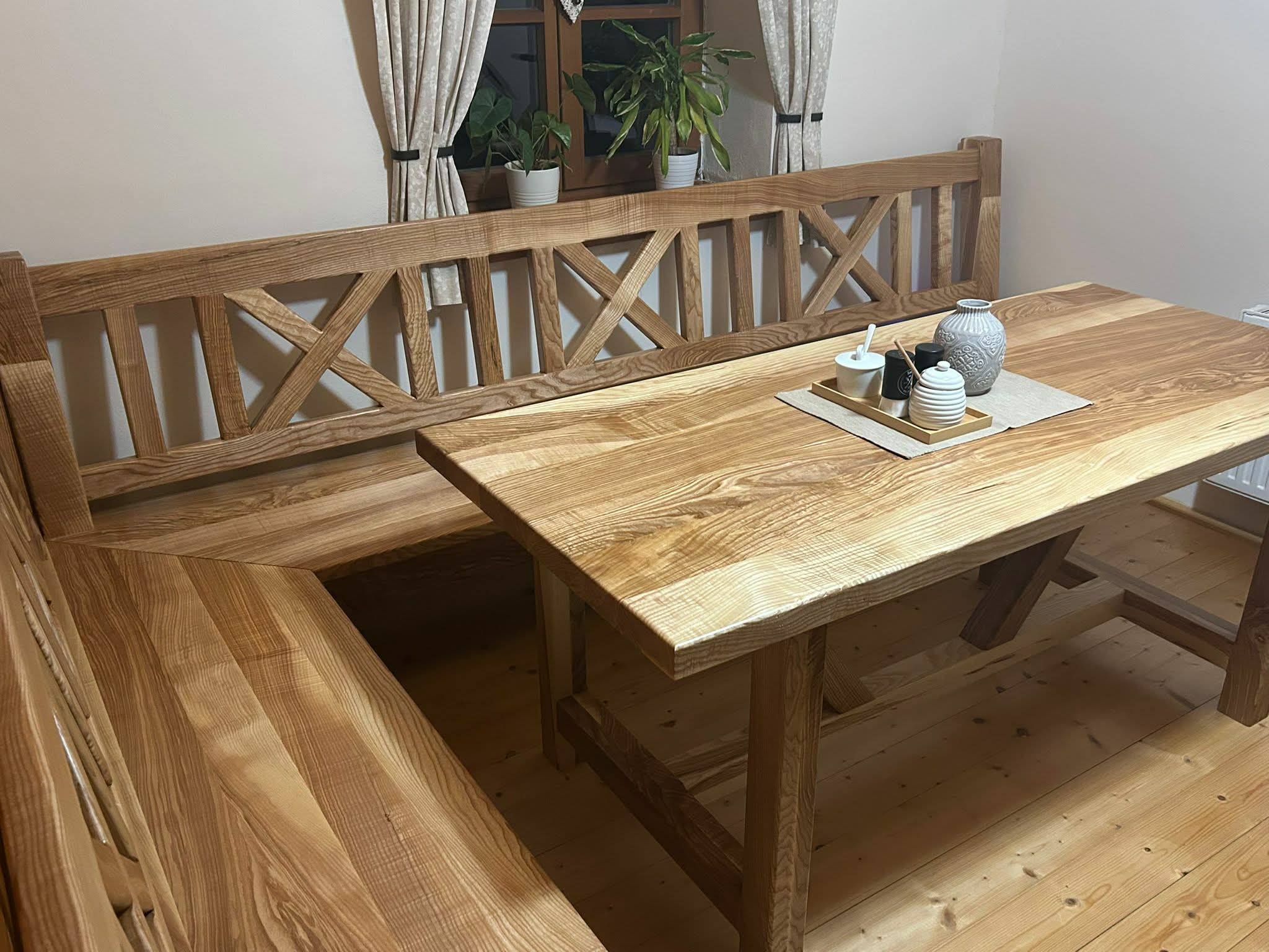 Masivní stoly a lavice